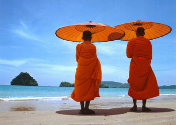 Monaci sulla spiaggia di Krabi