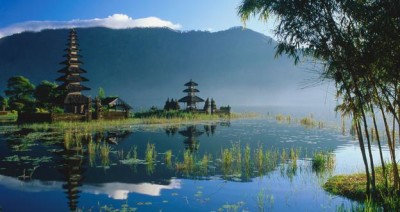 Un paesaggio dell'Indonesia, con le caratteritiche pagode