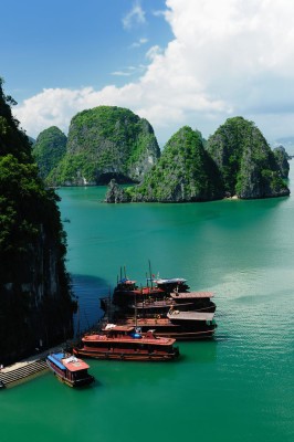 Esplora le oltre tremila isole di Halong Bay, nel Vietnam del nord.