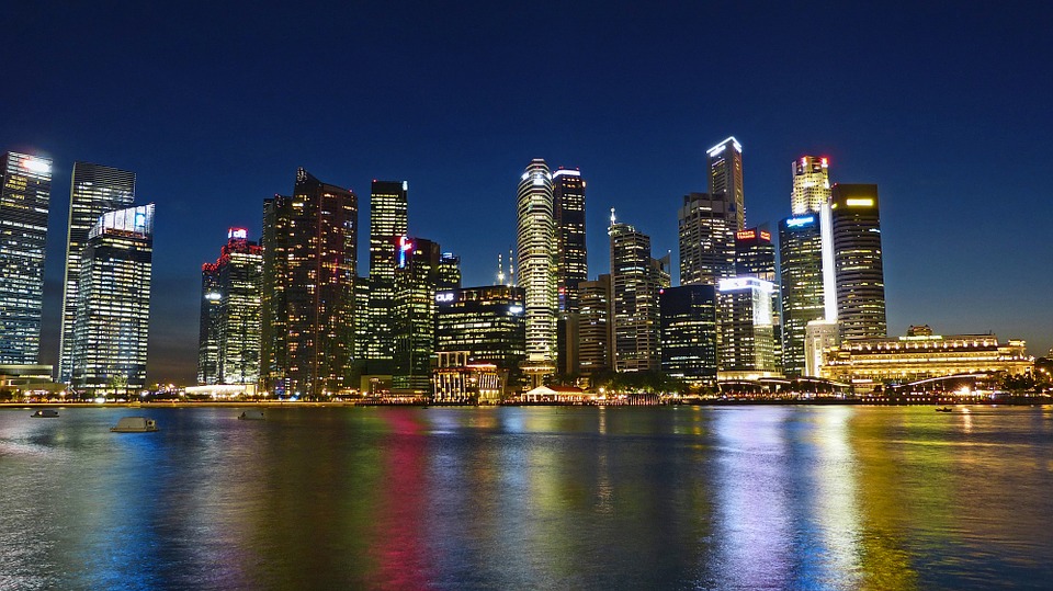 skyline notturno di un viaggio a singapore