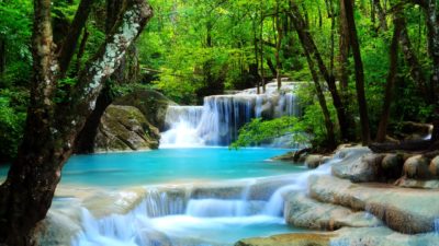 cascata parco nazionale erawan in thailandia