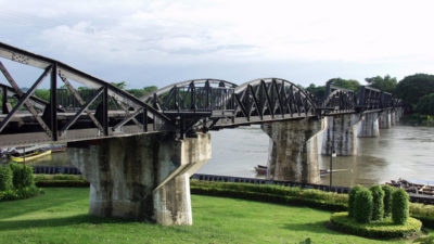 le arcate del ponte sul fiume kwai in thailandia