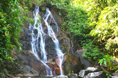 cascata a nove livelli nel parco nazionale di khao sok in thailandia