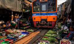 Il mercato della ferrovia è uno dei luoghi più suggestivi per mangiare a Bangkok.