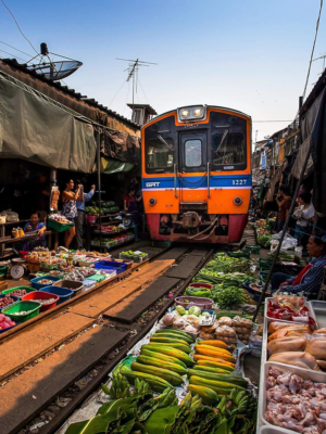 Il mercato della ferrovia è uno dei luoghi più suggestivi per mangiare a Bangkok.