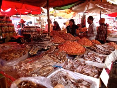 Scorcio del Crab Market a Kep, Cambogia