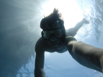 Donna che pratica snorkeling