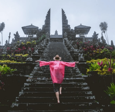 tempio a bali sotto la pioggia - indonesia